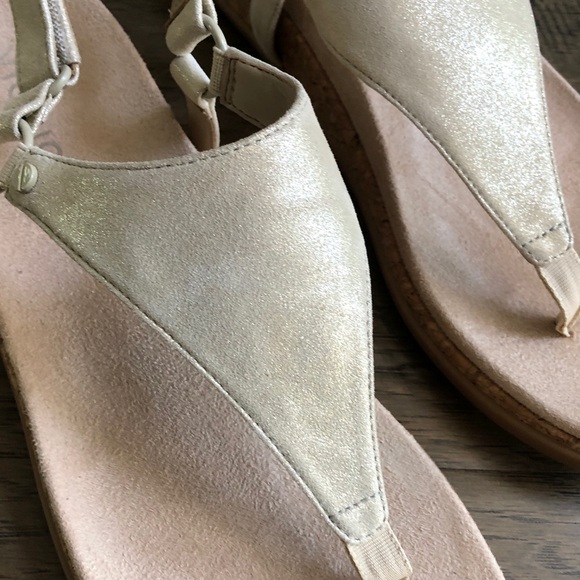 Vionic Kirra II thong gold metallic sandals Sz 10 Like New - Picture 2 of 9